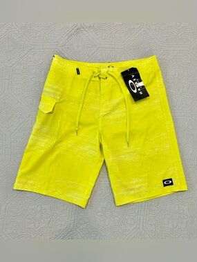 Oakley Belmont 21 Inch Board Shorts Men’s Size 30 Waist Lazer Yellow Swim Trunks